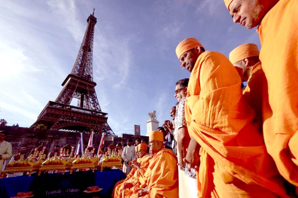 ਆਈਫਲ ਟਾਵਰ ਤੇ ਮਹਿਲਾ ਸਟਾਫ਼ ਨੂੰ ਹਟਾਉਣ ਤੇ ਹੰਗਾਮਾ